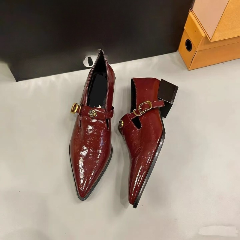 Women Fashion Heels - Chaussures plates à bout pointu et